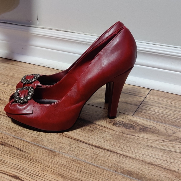 Brand New Le Chateau red pumps with bow detail size 8.5US - Picture 2 of 4